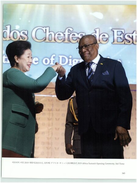 파일:기념문집 참부모님사진 천일국 안착의 길 28.신아프리카 축복, 천지인참부모님 아프리카 해방,해원식 0020 1yazszPFlMCn1bLNUROA0bgiWeDjzy72b.jpg