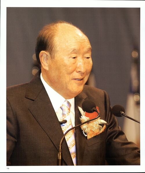 파일:기념문집 참부모님사진 Father Sun Myung Moon 16.천일국 1~4년(2001~2004년) 0026 1bETyCHQ3HTNHrfzigqBW Wfgnu4EMyRI.jpg