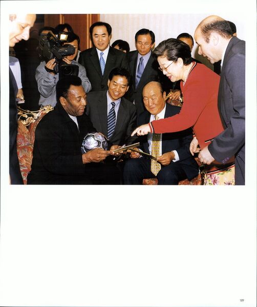 파일:기념문집 참부모님사진 Father Sun Myung Moon 16.천일국 1~4년(2001~2004년) 0017 1IFRCLxXDJ VkfrfIFqQMSCCDDECxfwDr.jpg