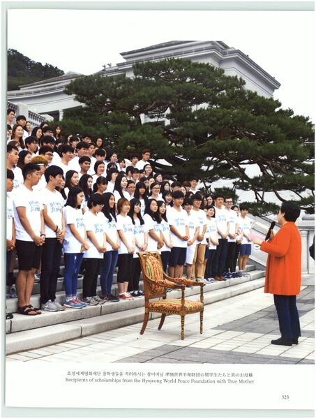 파일:기념문집 참부모님사진 함께 사는 평화세계 17. 평화세계를 향한 중단 없는 전진(참어머님 평화운동) 0009 1mYT8ykpO3i59TraT Ouh4fK3BsDCixmH.jpg