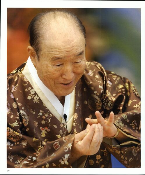 파일:기념문집 참부모님사진 Father Sun Myung Moon 17.천일국 5~8년(2005~2008년) 0002 1UGxLd574PUnvjIPySewqnpB1ZdV1V6d4.jpg